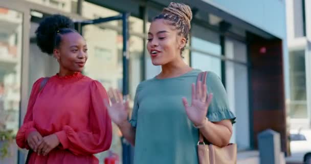 黒人女性 友人やコミュニケーションのために街を歩く 話しているか 屋外で社交 幸せなアフリカ系アメリカ人女性が都会の歩道で社会生活や友情について話し合う — ストック動画