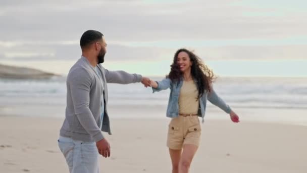 Aşk Dans Kumsalda Bir Çift Seyahat Yaz Tatili Mutlulukla Rahatla — Stok video