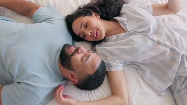 Щаслива Пара Люблять Розслабляються Ліжку Зверху Посміхаються Діляться Романтичним Ранком — стокове відео
