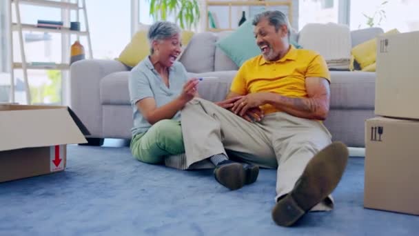 Test Ciążowy Uścisk Szczęśliwa Para Starców Wprowadzają Się Nowego Domu — Wideo stockowe