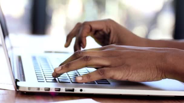 Μαύρη Γυναίκα Χέρι Εργάζονται Φορητό Υπολογιστή Για Σχεδιασμό Δημιουργική Έρευνα — Αρχείο Βίντεο