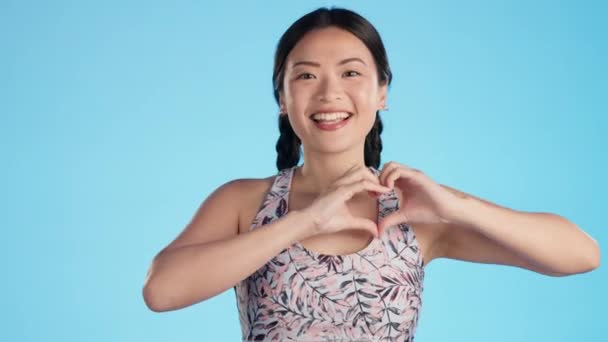 Donna Asiatica Ridente Faccia Con Mani Del Cuore Supporto Benessere — Video Stock