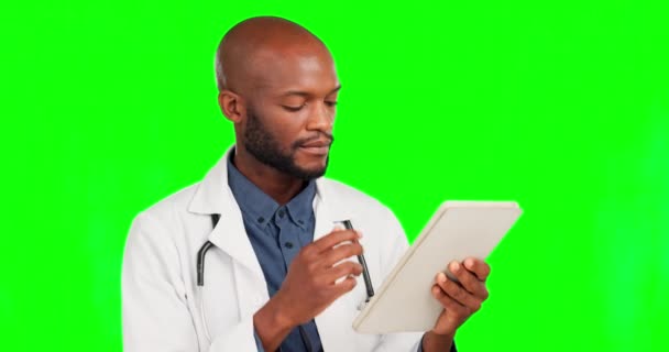 Pensée Médecin Comprimé Écran Vert Homme Noir Lisant Rapport Médical — Video