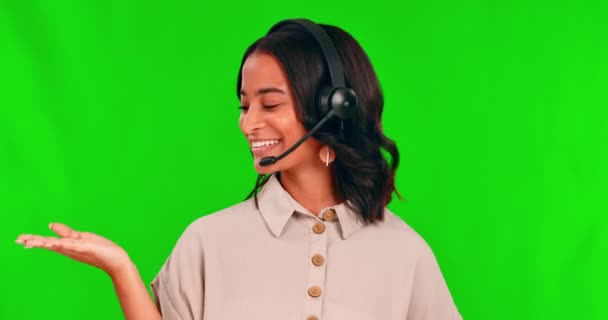 顧客サービスのための緑の画面上のヘッドセットを持つコールセンター 手と女性 アフリカ人 エージェント ヤシのスペースを持つコンサルタントの顔 セールスサポートとテレマーケティングまたはモックアップの選択 — ストック動画
