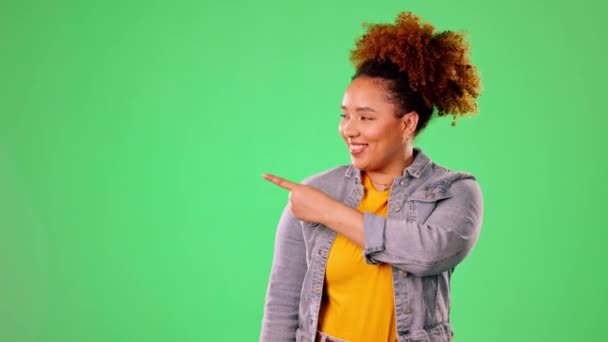 Glückliche Frau Zeigt Auf Grünen Bildschirm Isoliert Auf Studio Hintergrund — Stockvideo