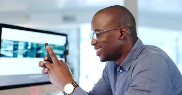 Бізнес Щасливий Чорний Чоловік Друкує Телефоном Офісі Соціальних Мереж Інтернету — стокове відео