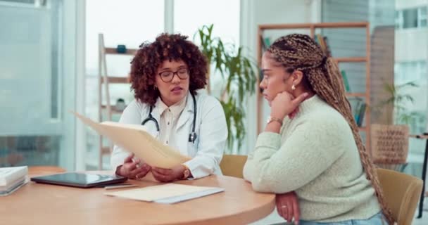 의사는 그리고 서류철을 읽거나 분석하는 조언을 환자와 전문가 서비스와 상담하는 — 비디오