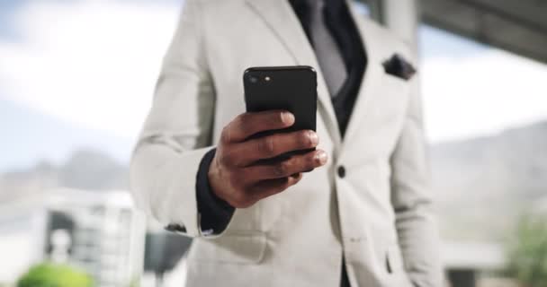 Zakenman Handen Typen Smartphone Kantoor Voor Online Contact Mobiele App — Stockvideo
