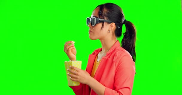 Filmy Zielony Ekran Kobieta Okularach Doświadczenie Kina Jedzenia Popcornu Izolowane — Wideo stockowe