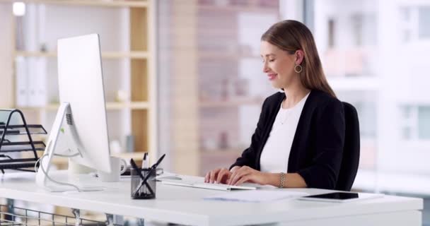 Computer Schreibmaschine Und Geschäftsfrau Lachen Während Sie Sich Der Mittagspause — Stockvideo