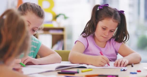 绘画和学生 女孩或儿童一起在幼儿园课堂上学习 艺术和一群儿童或朋友在小学吸引创造力 发展和学习 — 图库视频影像