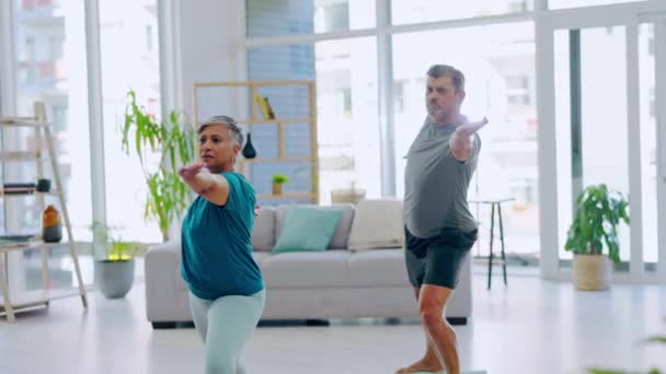 Yoga Meditasyon Evde Sağlık Egzersiz Spor Nefes Antrenman Yapan Yaşlı — Stok video