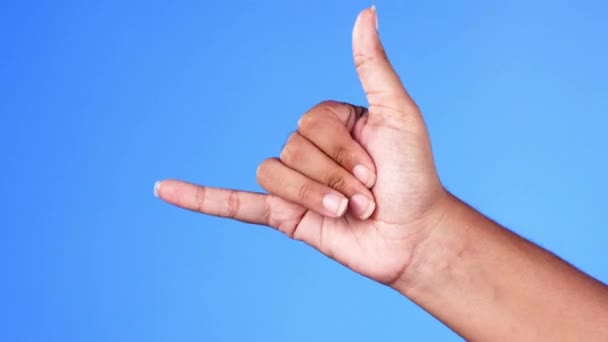 Mão Gesto Shaka Com Uma Pessoa Estúdio Fundo Azul Sentindo — Vídeo de Stock