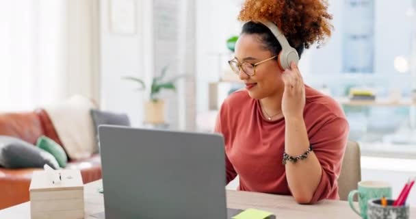 Email Laptop Mujer Haciendo Trabajo Remoto Con Música Para Planificar — Vídeo de stock