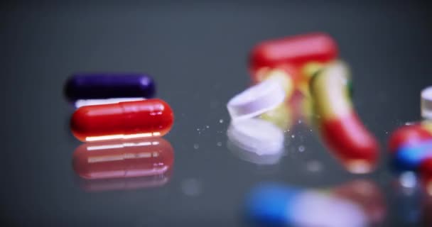 薬や治療のためのスタジオに落ちる薬の閉鎖 ビタミン 健康補助食品 医薬品 ヘルスケア 科学のための薬カプセル — ストック動画