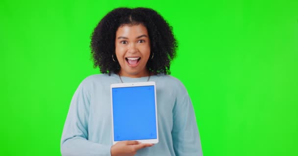 Γυναίκα Tablet Και Ενθουσιασμένος Για Mockup Στην Πράσινη Οθόνη Ενώ — Αρχείο Βίντεο