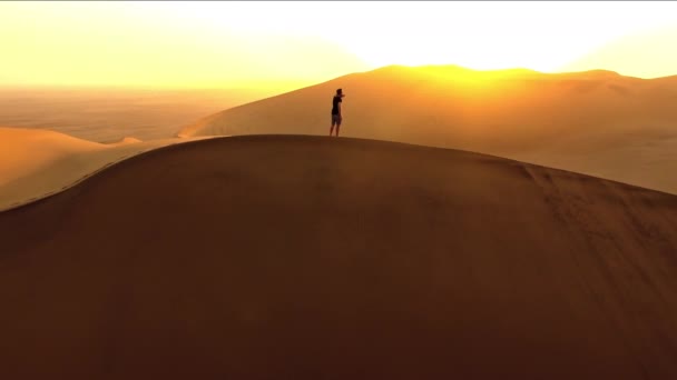 Puesta Sol Dron Hombre Caminando Desierto Para Practicar Senderismo Aventura — Vídeo de stock
