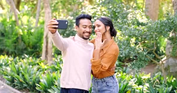Miłość Selfie Para Pokazując Pierścień Zewnątrz Szczęście Dla Związku Małżeństwa — Wideo stockowe
