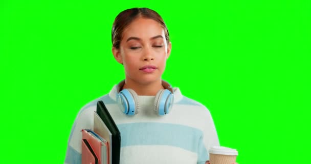 疲れや教育のためのスタジオで女性と疲れて 大学や本 コーヒー 大学と知識 疲労と精神衛生のための緑の画面の背景に学生とヘッドフォン — ストック動画