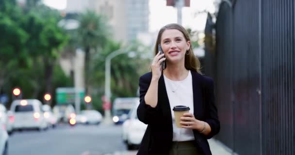 快乐的女人和电话在城市里的交流 移动技术和智能手机的联系 边走边用手机边喝咖啡 边在街上和谈话 — 图库视频影像