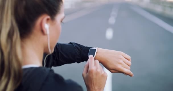 Bieganie Inteligentny Zegarek Ręka Kobiety Mieście Dla Fitness Tracker Aplikacja — Wideo stockowe