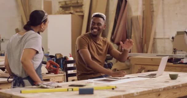 女性と男が一緒に笑みを浮かべて彼らのワークショップで木材を扱う高5 職場での木造作業者とのコラボレーションまたはチームワーク 成功またはサポートと建設労働者 — ストック動画