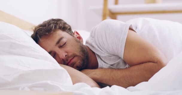 Alarme Relógio Acordar Homem Cama Dormindo Para Descansar Refrescar Manhã — Vídeo de Stock
