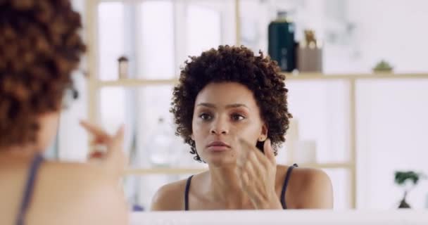 Frau Hautpflege Und Badezimmerspiegel Für Dermatologie Und Gesichtsreinigung Home Reflexion — Stockvideo