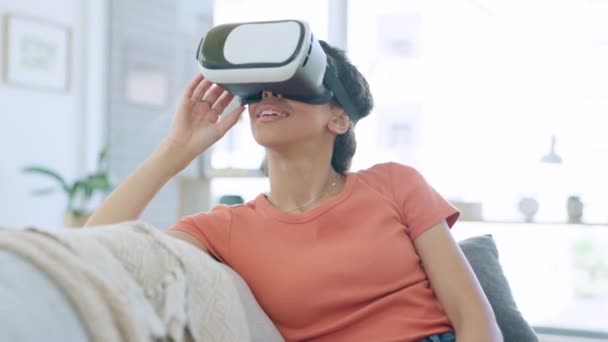Óculos Mulher Feliz Sofá Metaverso Jogos Vídeo Futuristas Experiência Cyber — Vídeo de Stock