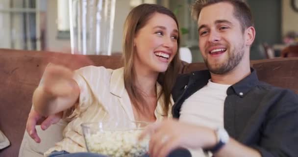 Glückliches Paar Sofa Und Popcorn Mit Film Komödie Oder Fernsehen — Stockvideo