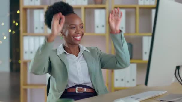 Succes Gedaan Zwarte Vrouw Ontspannen Het Kantoor Online Beschermen Een — Stockvideo