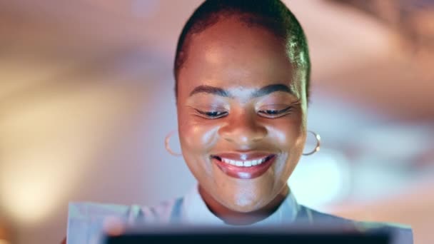 Tabletteki Siyahi Kadının Gülümsemesi Işi Yüzü Gece Online Proje Üzerinde — Stok video