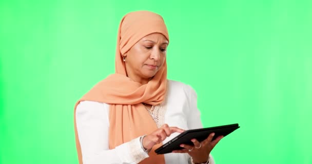 Tableta Musulmana Mujer Confundida Estudio Retroalimentación Pregunta Comunicación Línea Pantalla — Vídeos de Stock