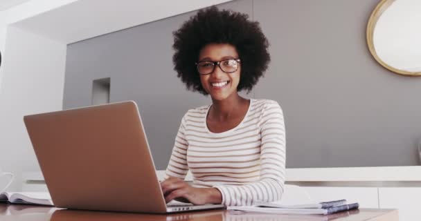 Szczęśliwa Zdalna Praca Kobieta Biznesu Laptopie Wpisując Mail Pisząc Wniosek — Wideo stockowe