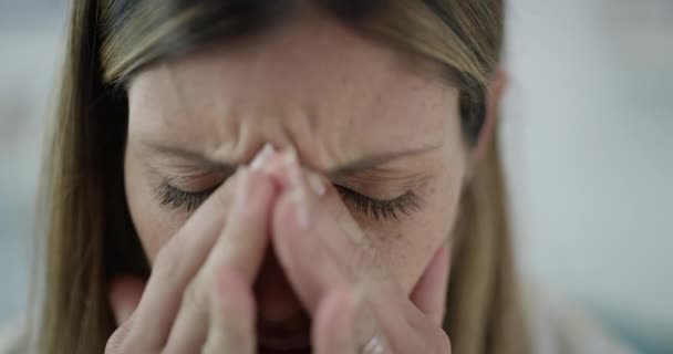 Mal Testa Primo Piano Faccia Donna Con Dolore Frustrato Emicrania — Video Stock