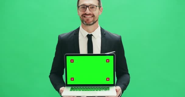 ビジネスマン アプリ開発のための笑顔でノートパソコンや緑のスクリーンスタジオを保持 プロモーションのためのレビューや意見 ビジネスマン 技術のUiとモックアップのためのコンピュータ ブランディングやトラッキングマーカーでそれ — ストック動画