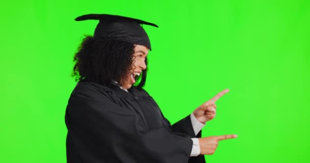 大学のプレゼンテーションやニュースのためのスタジオの背景に隔離された大学のポインティング 緑の画面と幸せな女性の顔 アフリカ人 卒業生 学校の選択 表示モックアップまたは発表 — ストック動画