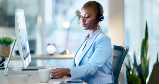 사무실 시간에 여자와 커피와 서비스 아프리카 미국인 컨설턴트 에이전트 다루는 — 비디오
