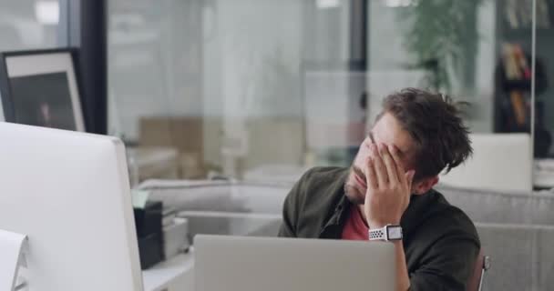 在办公室为创业做研究时 工作压力大 电脑和人都会灰心丧气 危机和有压力在工作场所按时工作的专业男性雇员 — 图库视频影像