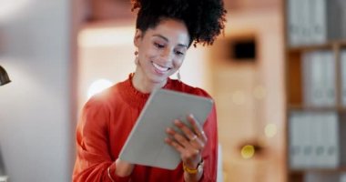 Mutlu siyah kadın, gece işi ve tablet planlama, online medya uygulaması ve gülümseme. Girişim bağlantısının araştırması, verimliliği ve bilgisi için işçi, fazla mesai ve dijital teknoloji.