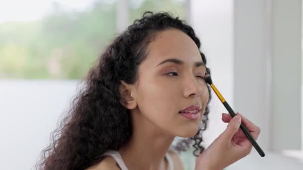 Frau Gesicht Und Make Pinsel Für Kosmetik Hautpflege Oder Lidschatten — Stockvideo