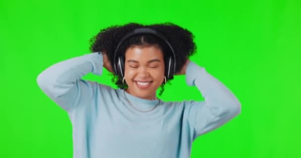 Mulher Fones Ouvido Música Dança Tela Verde Com Felicidade Energia — Vídeo de Stock