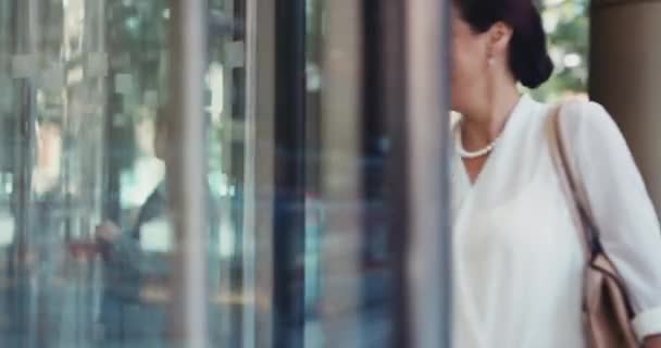 Dörr Kvinna Och Promenader Kontorsentré Glasdörrar Eller Vändskiva Företaget Eller — Stockvideo