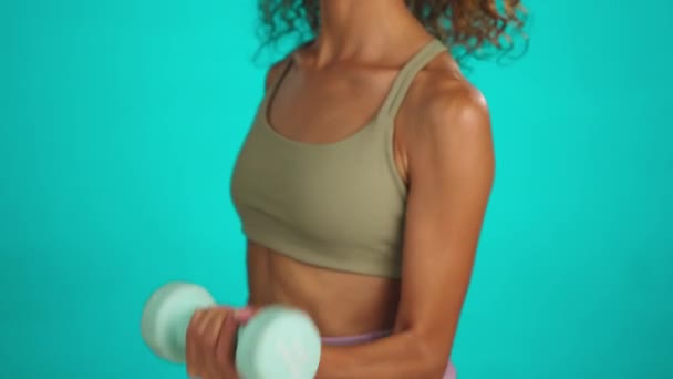 Ręce Hantle Treningowe Kobieta Wykonujące Ćwiczenia Mięśni Ramienia Studio Fitness — Wideo stockowe