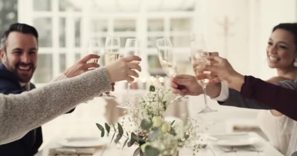 Casamento Recepção Mãos Para Brinde Champanhe Para Celebrar Amigos Família — Vídeo de Stock