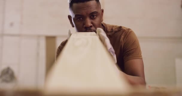 Carpintaria Design Homem Negro Medindo Uma Prancha Para Controle Qualidade — Vídeo de Stock
