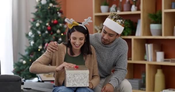 Świąteczna Niespodzianka Para Prezent Szczęściem Świętowaniem Domu Kapeluszem Imprezowym Szczęśliwy — Wideo stockowe