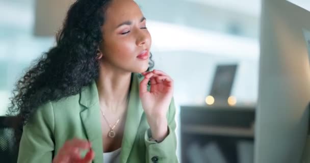 Stress Hovedpine Business Kvinde Kontoret Med Brænde Mens Arbejder Computer – Stock-video