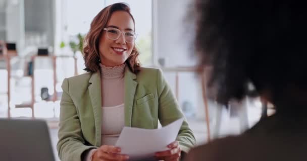 オフィスでの企業の成長 スキルや採用のための会議でのビジネスの女性 インタビューや握手 幸せな女性従業員は 職場での新しい募集のための採用プロセスで候補者の手を振る — ストック動画