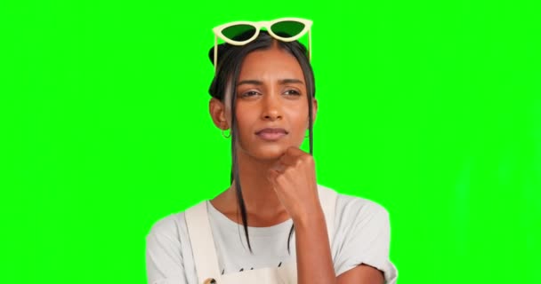 绿屏脸 思维和演播室的女人都在思考主意 计划或解决问题的办法 在模拟背景下孤立的沉迷 年轻的沉思者和女性色心模型 — 图库视频影像